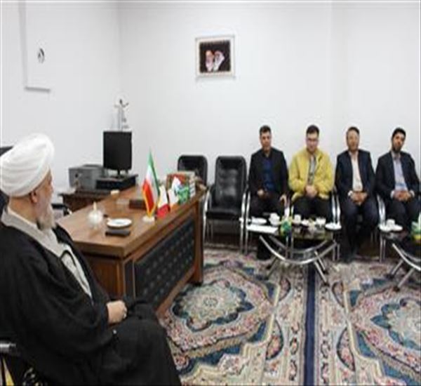 مدیر شبکه بهداشت ودرمان به همراه  ریاست بیمارستان ، معاون بهداشتی، مسئول حراست ، مدیر  و جمعی از پرسنل  و مدیر هیات مدیره نظام پرستاری شهرستان  و مدیر اداره پرستاری بیمارستان به مناسبت فرا رسیدن  گرامیداشت سالروز ولادت حضرت زینب کبری (س ) و آغاز هفته گرامیداشت مقام پرستار ، با امام جمعه ولایی شهرستان دیدار وگفتگو وعملکرد یکساله حوزه پرستاری را تشریح  کردند. در ادامه امام جمعه محترم شهرستان ضمن تبریک هفته پرستاری از زحمات کادر درمان بویژه پرستاران عزیز که شبانه روزی در راستای کاهش آلام بیماران تلاش می کنند تقدیر نمودند.