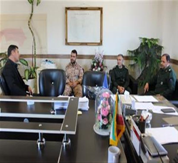 قدردانی فرماندهی محترم حوزه خاتم الانبیاء سپاه ناحیه شهرستان عجب شیر بمناسبت ولادت حضرت زینب (س) و روز پرستار با اهدای گل و شیرینی از زحمات پرستاران